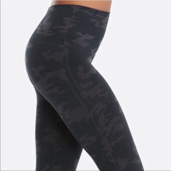 Spanx Look at me now black camo leggings large - Picture 6 of 13